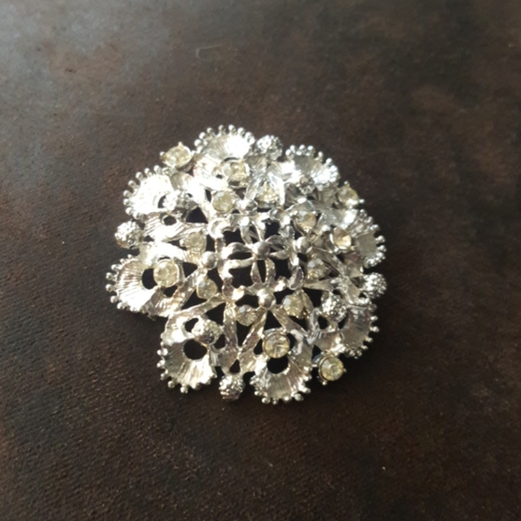 Brooch Encircled with Shells/White Rhinstones - Picture 1 of 2